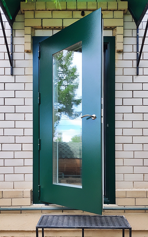 Остекленная зеленая дверь