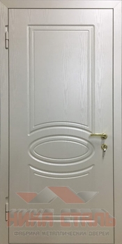 Белая входная дверь с зеркалом