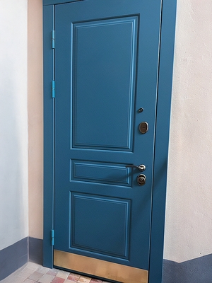 Квартирная дверь с отбойником