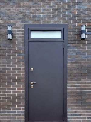 С остекленной фрамугой